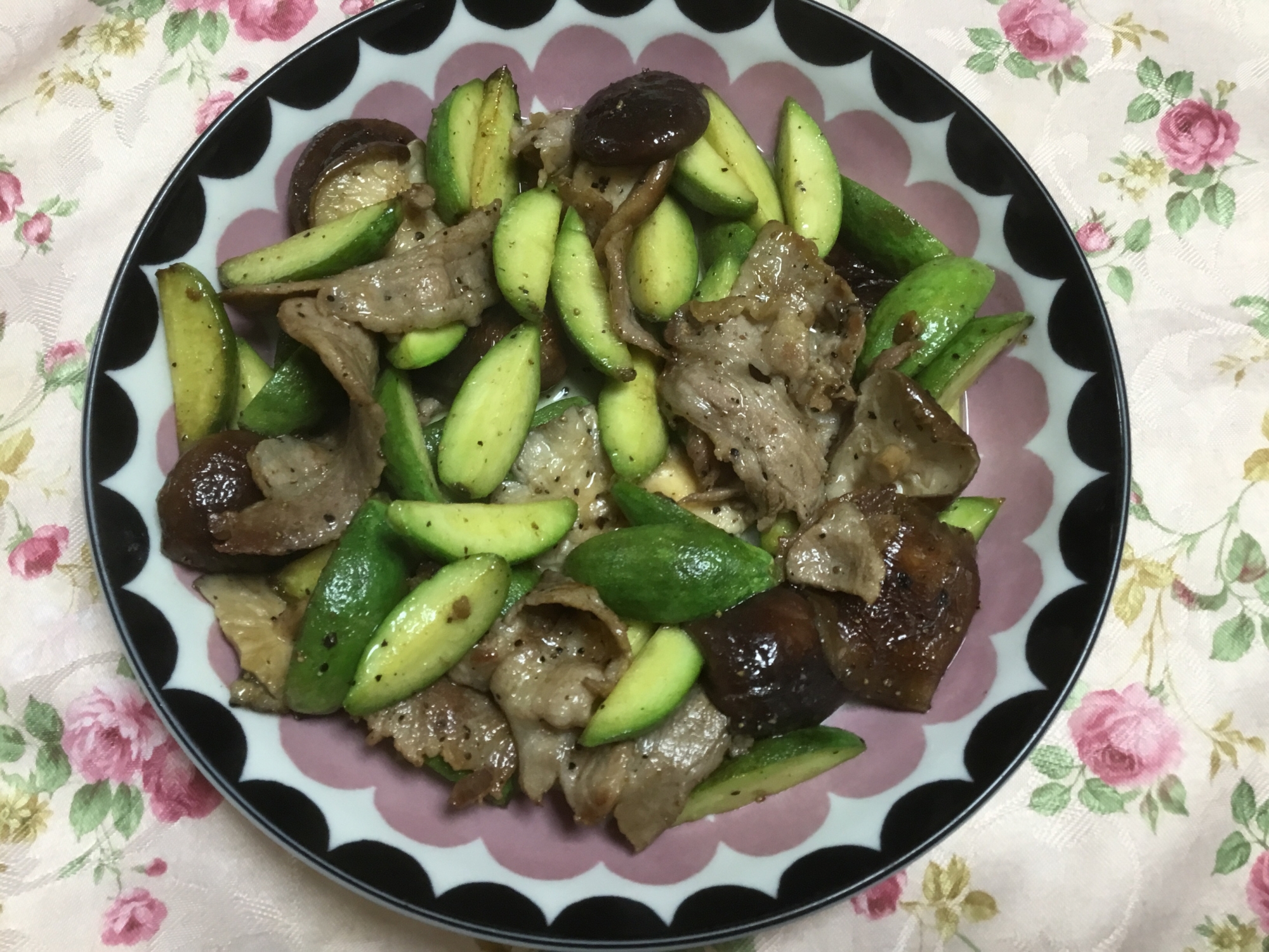 小メロンと椎茸と豚肉の醤油炒め