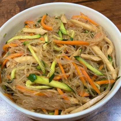 初めて中華サラダを作りました。
酸味と塩味がちょうど良くて
とても美味しかったです。