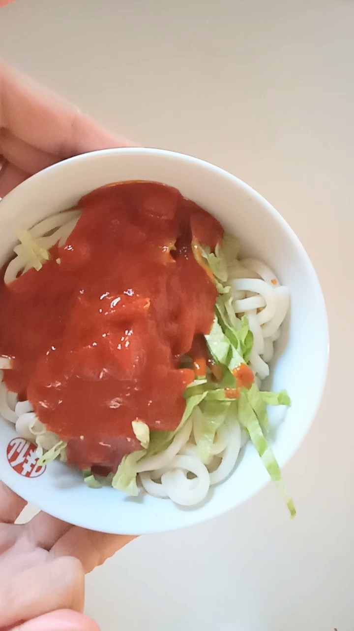 うどん麺とレトルトパスタソースとレタスでチン７