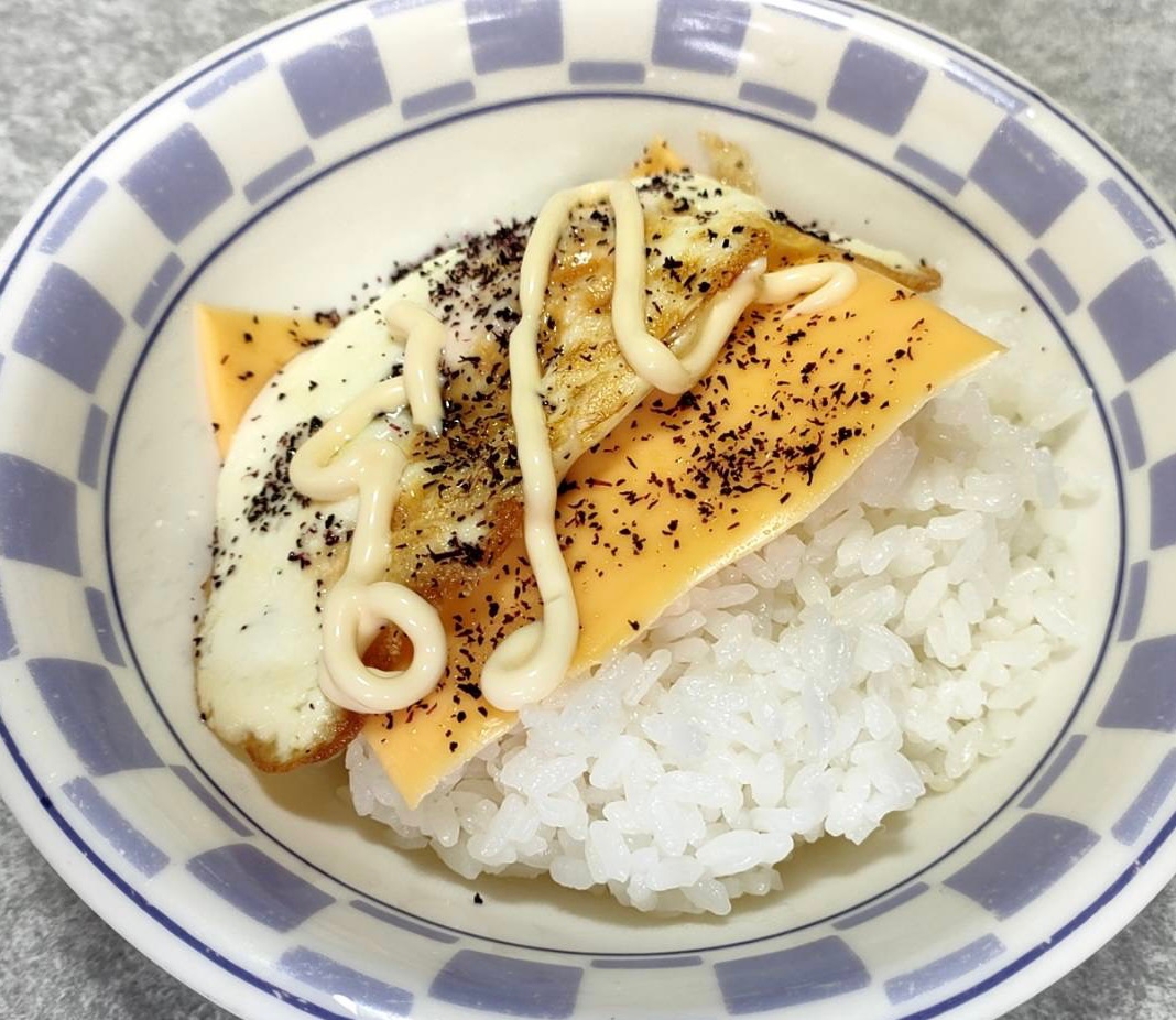 チーズ月見丼　チーズ目玉焼き丼　ゆかりがけ♩