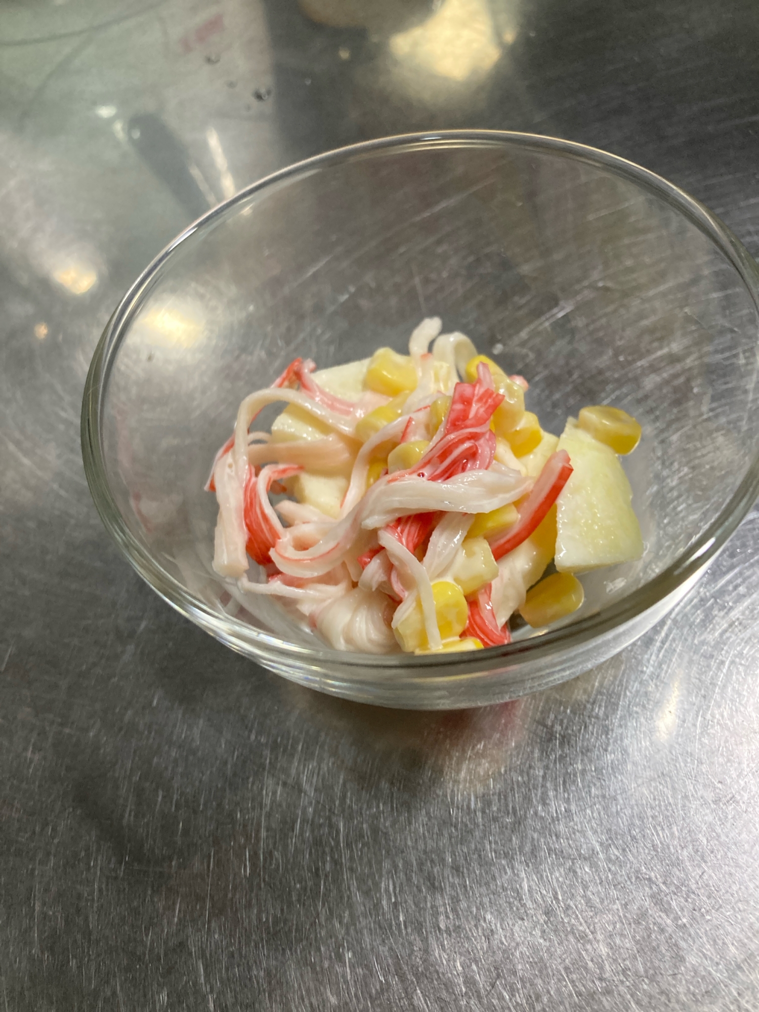 リンゴとコーンとかにかまのサラダ