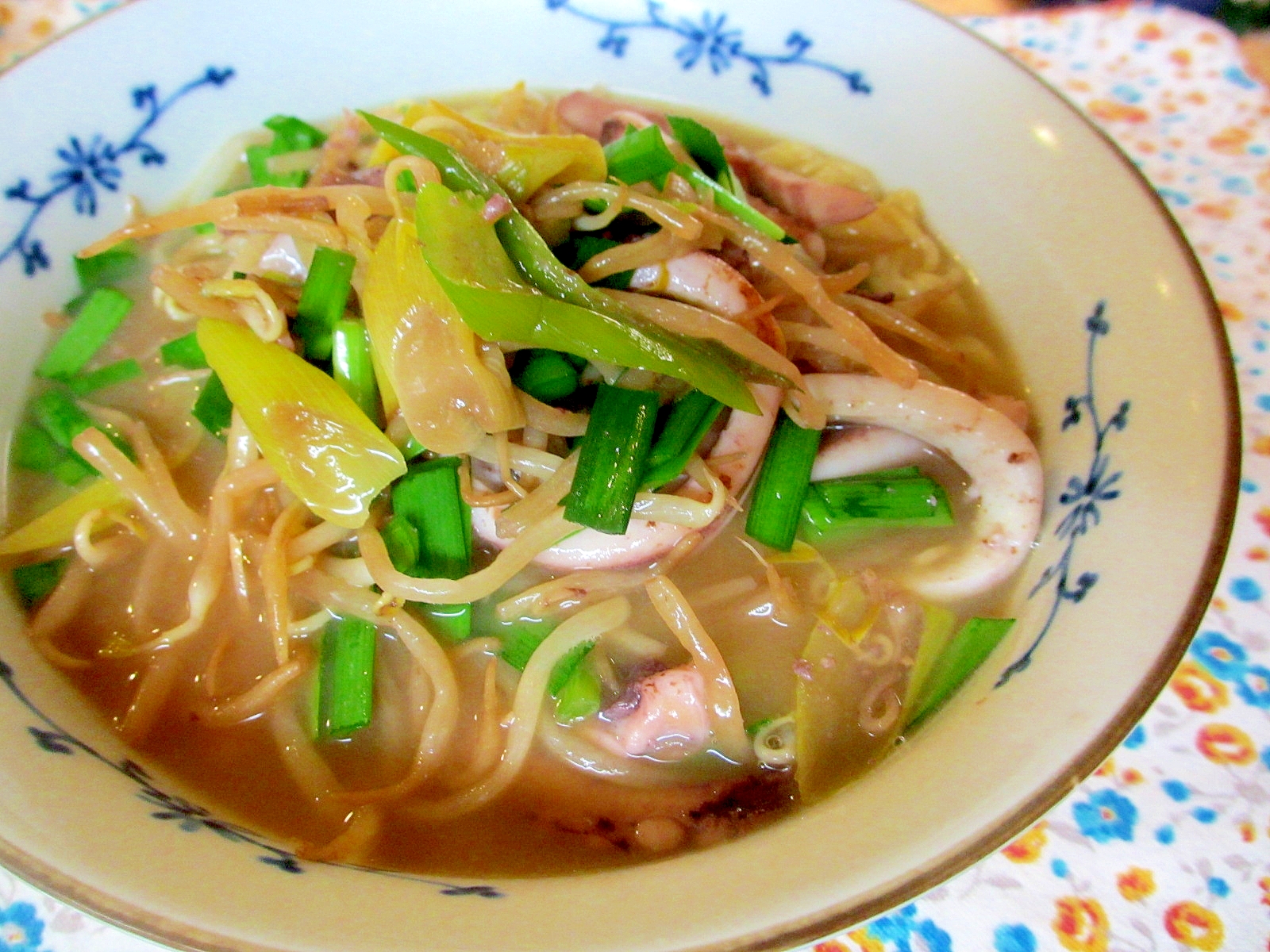 イカ、ニラ、もやしのインスタント味噌ラーメン