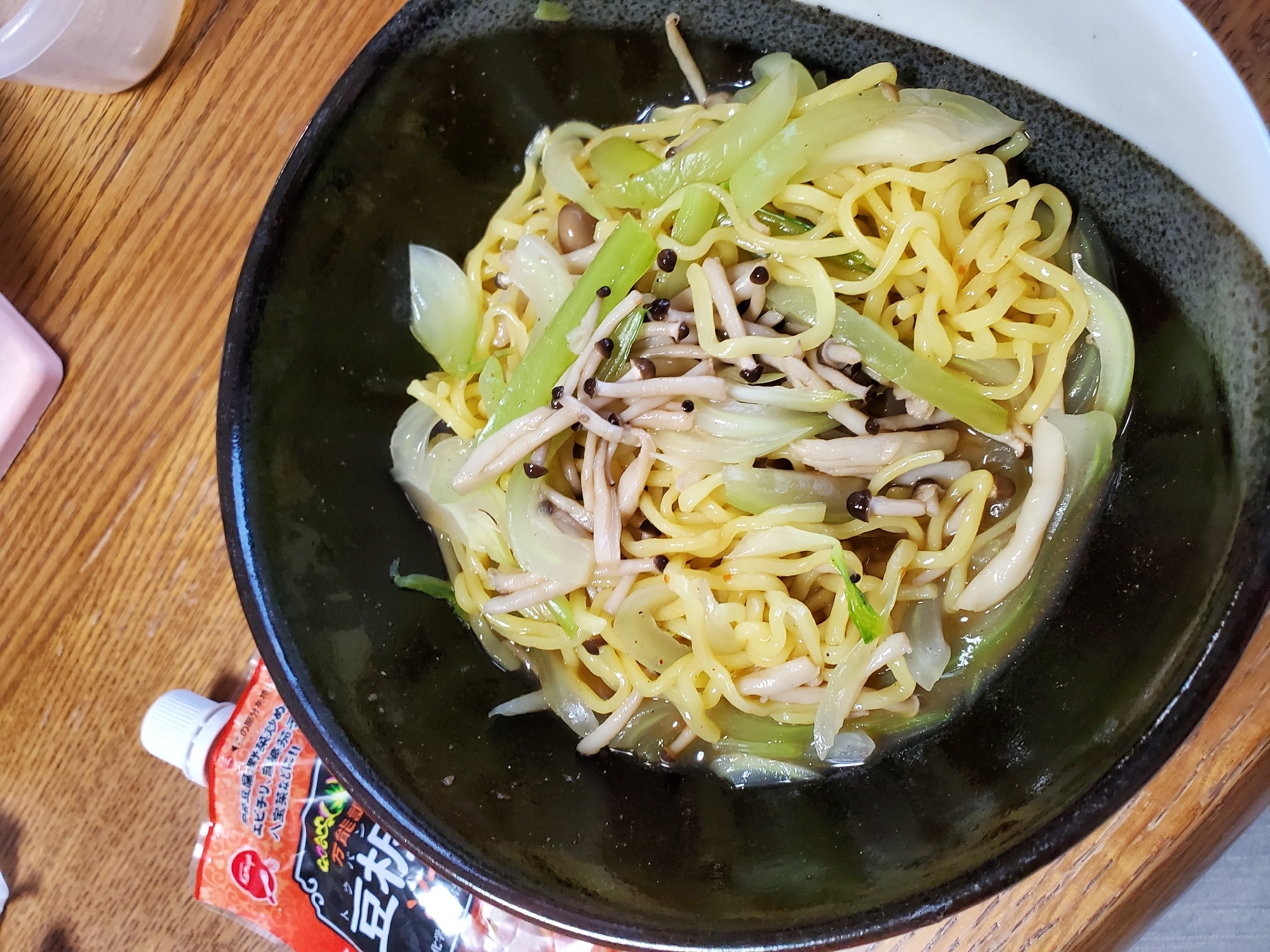 チンゲン菜としめじの辛味麺