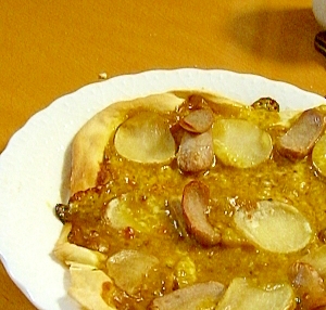 ポテトとウィンナーのカレーピザ