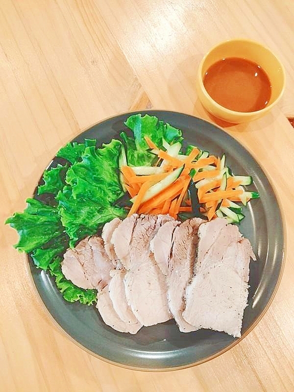 ハーブソルトで漬け込む　茹で塩豚