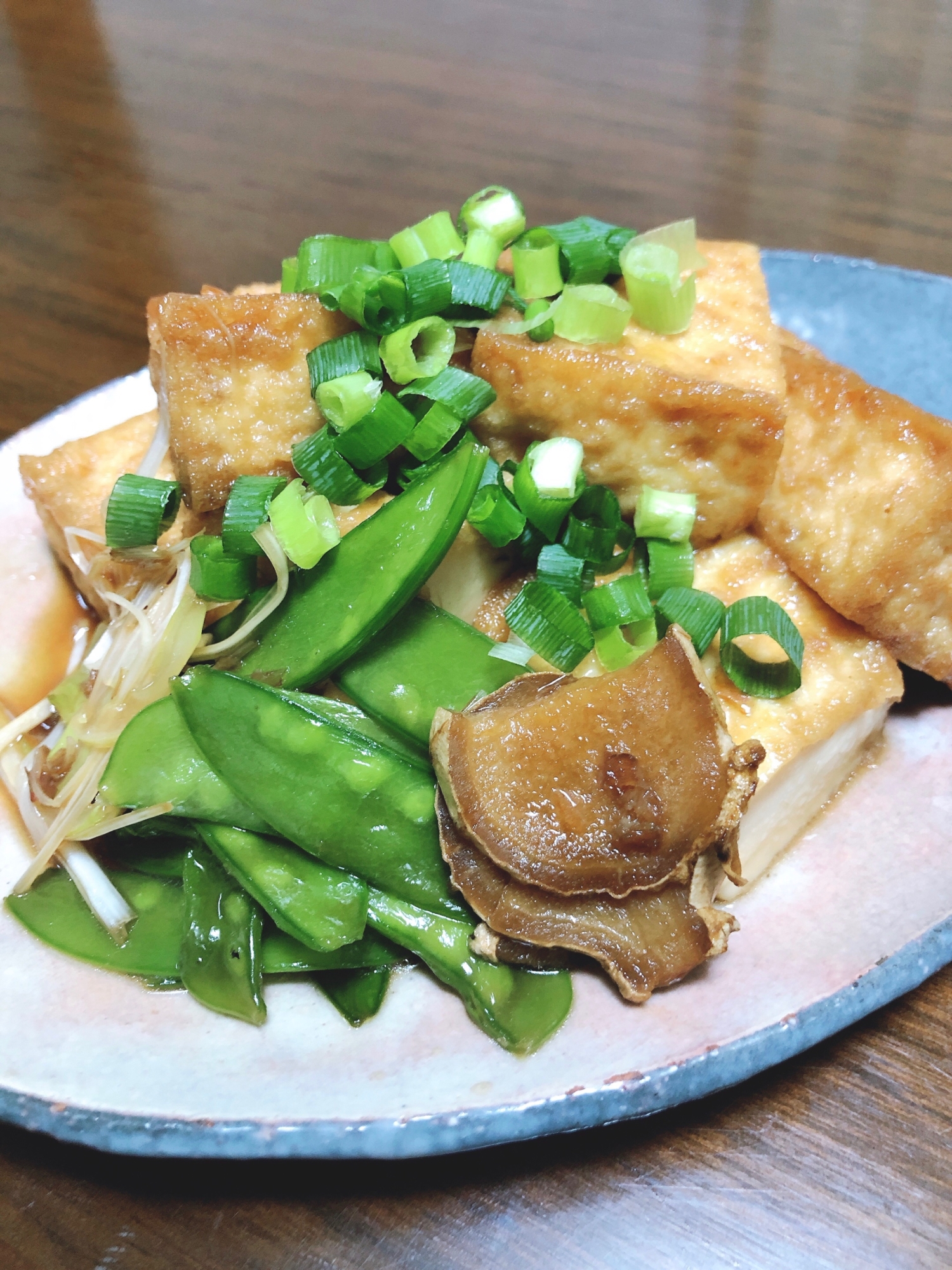 残った魚の煮汁で絹さやと厚揚げの煮物