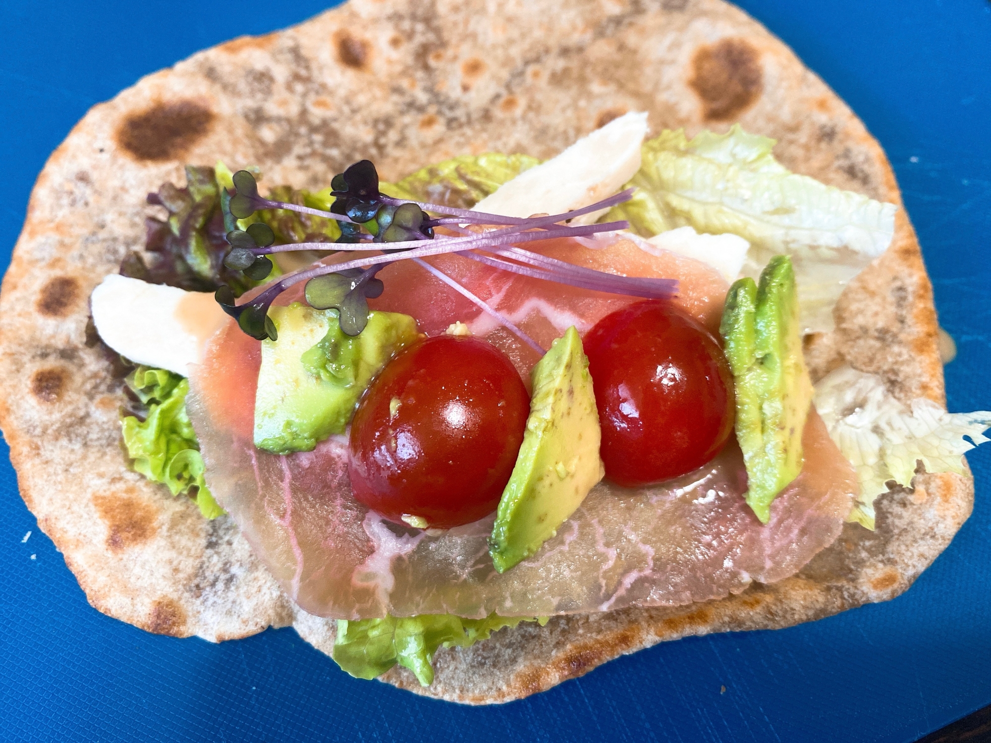 チャパティで作るトルティーヤ風生ハム&サラダチキン