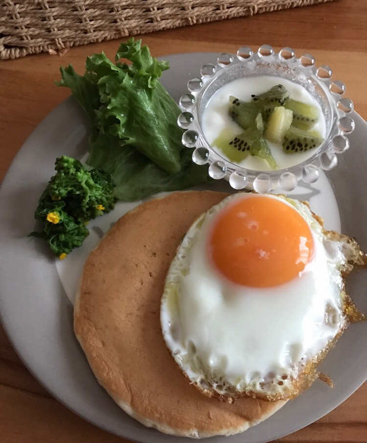 目玉焼きパンケーキの朝ごはん