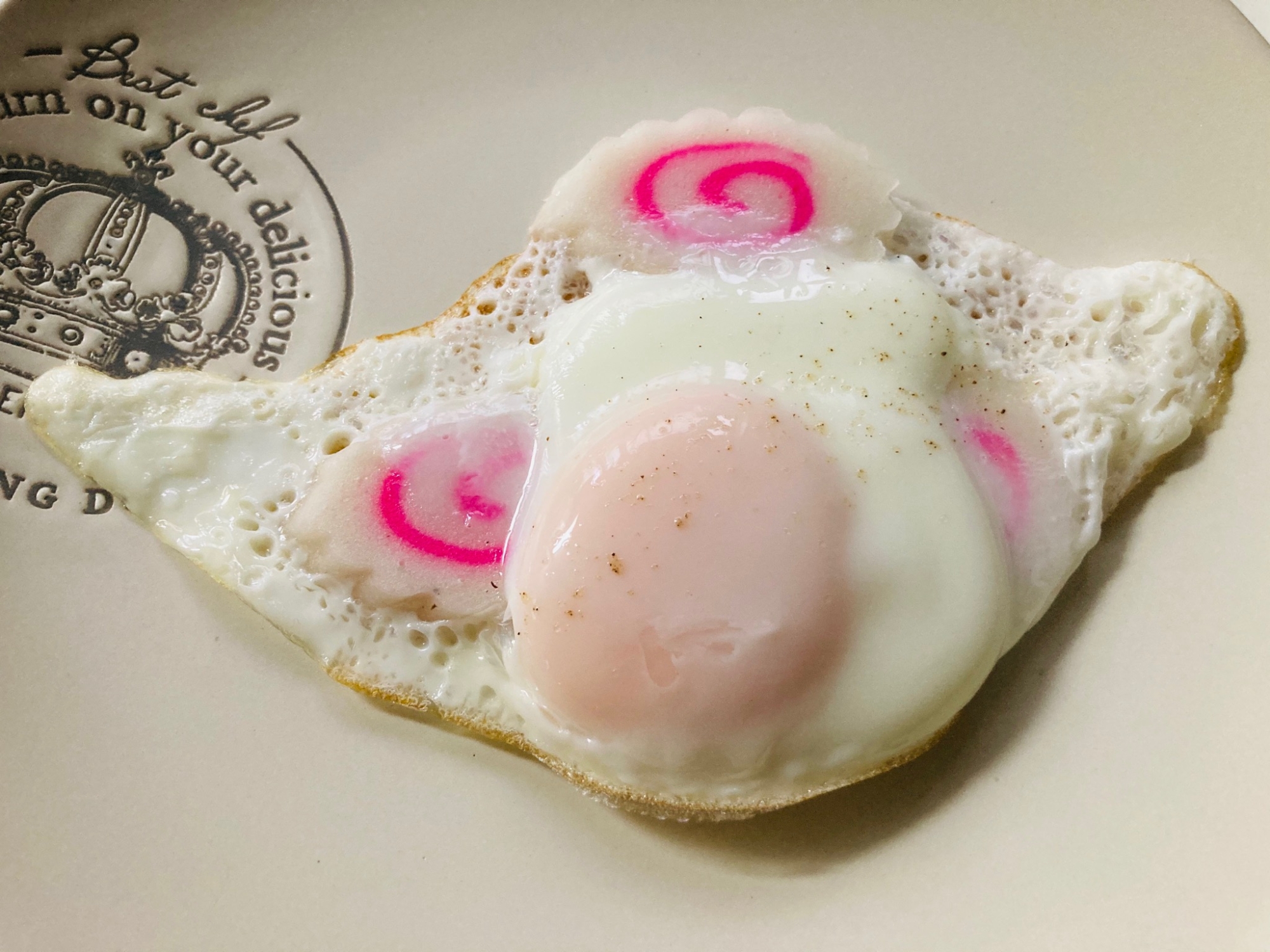 見た目もかわいい♪なると目玉焼き