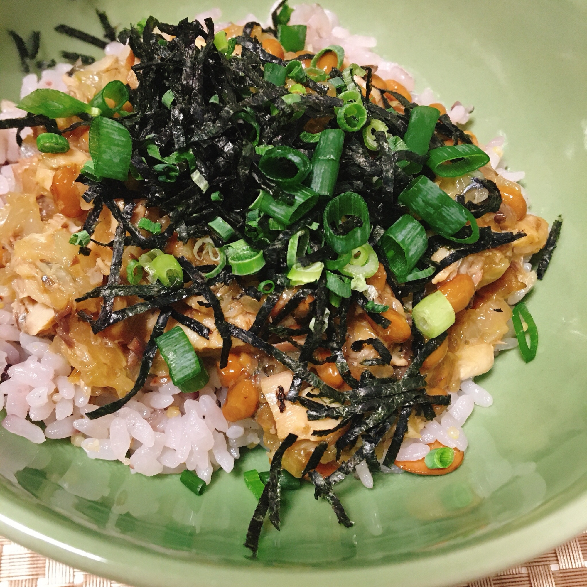 ボリュームたっぷり！サバ缶納豆炒め丼