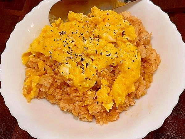 パラパラチキンライスのふわとろオムライス