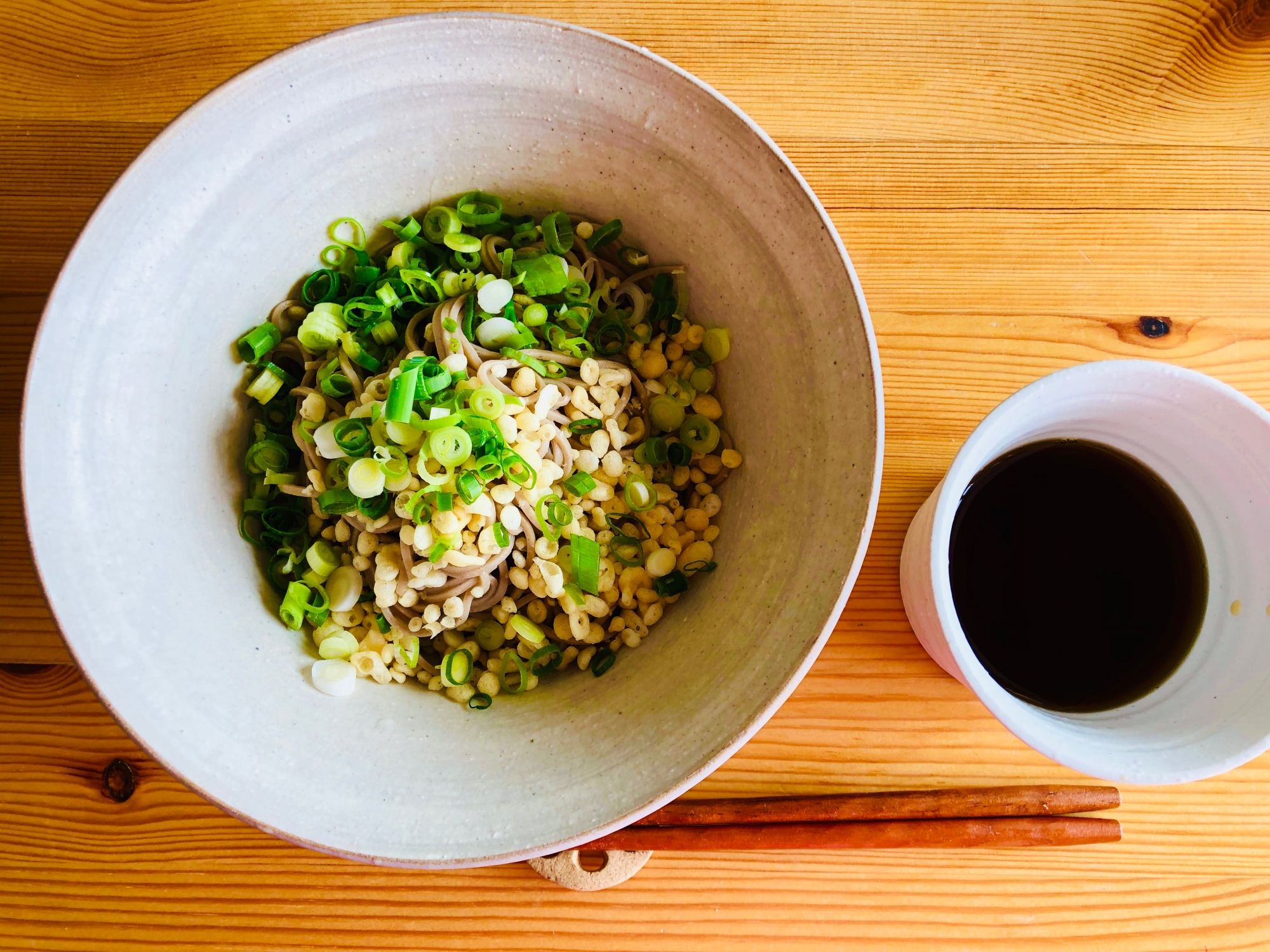 ネギと揚げ玉のざる蕎麦