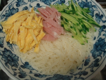 赤・黄・緑のぶっかけ素麺