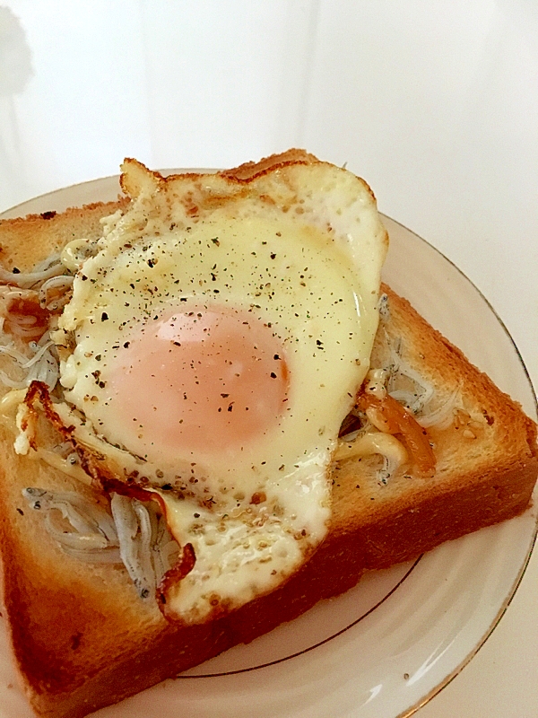 中華くらげと目玉焼きのしらすトースト レシピ 作り方 By とっこ 楽天レシピ