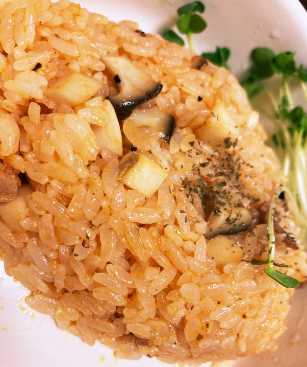 皿に盛りつけられた鴨肉のチキンライス