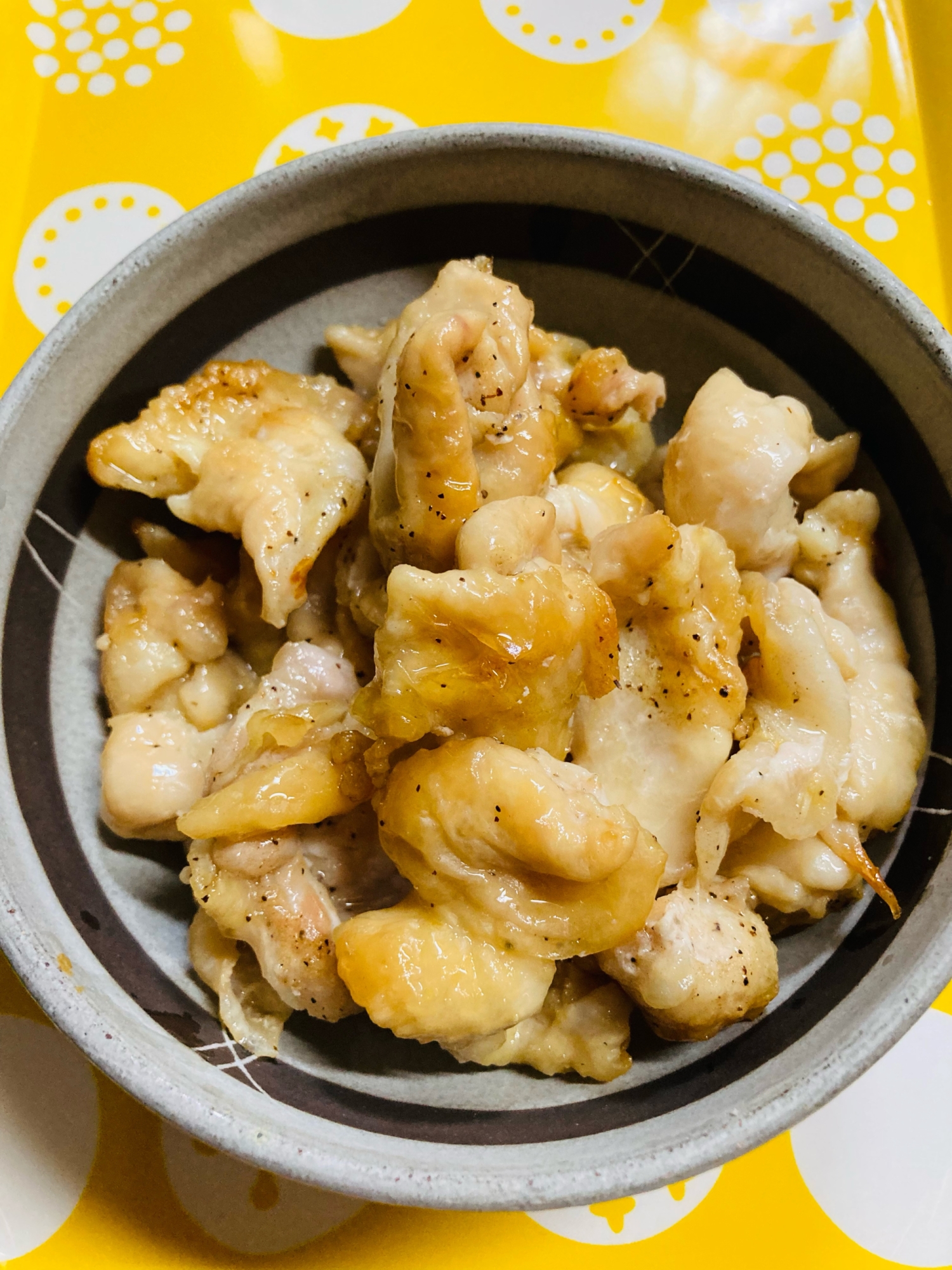 皿に盛られたトースターで作る鶏皮焼き