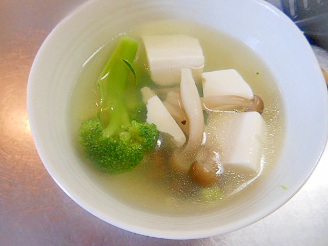 ブロッコリー、しめじ、豆腐のコンソメスープ
