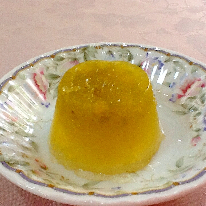 花柄のお皿に盛り付けられた梅ゼリー