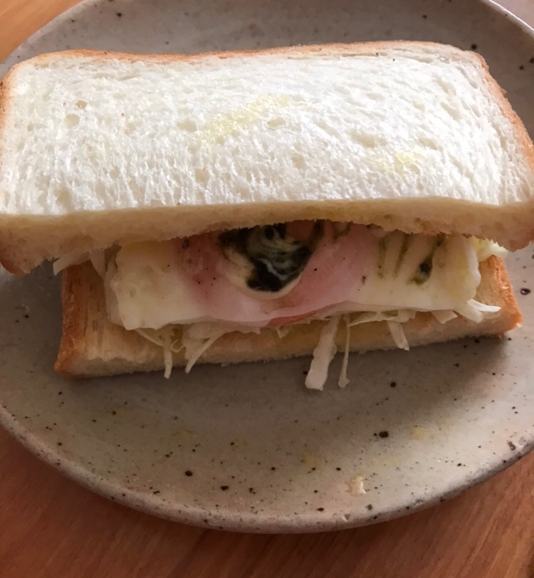 バジルマヨがけ目玉焼きとキャベツのサンド