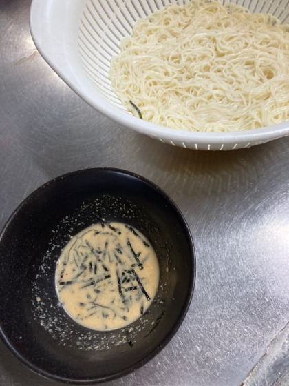 ごまの胡麻のつけダレが簡単にできてよかったです。家にあるめんつゆを薄めて使いました。