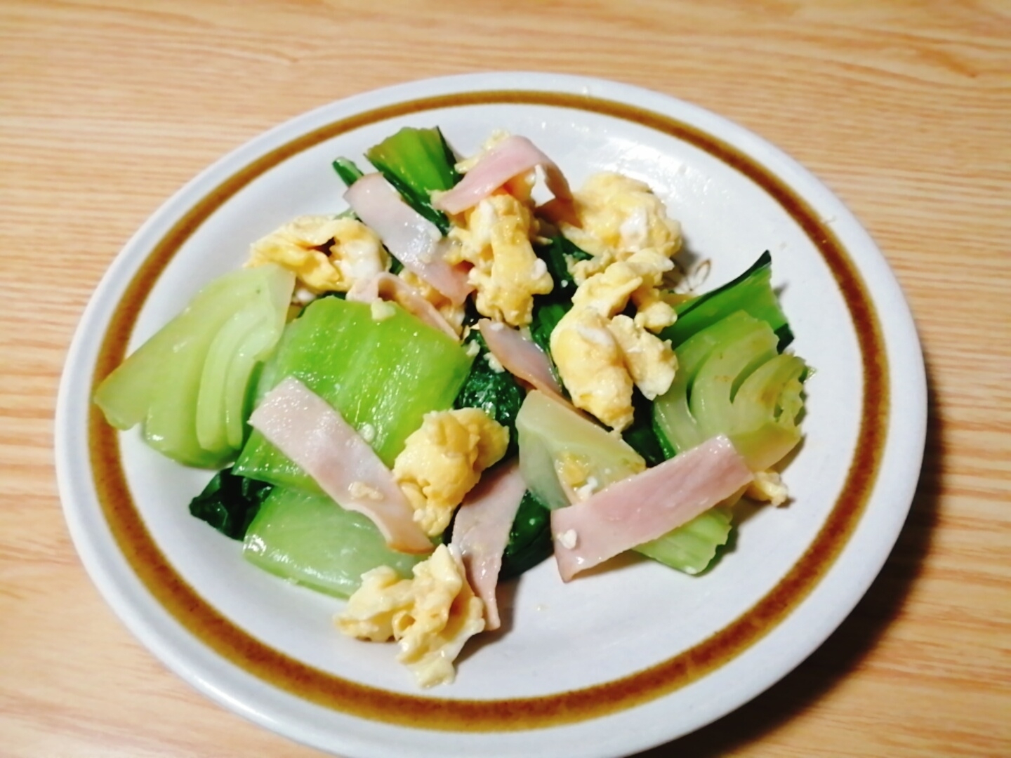 チンゲン菜と卵とハムの炒め物