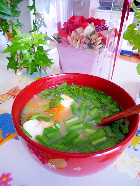 生ニラと落とし卵のみそ汁 レシピ 作り方 By 帰って来たvan 楽天レシピ