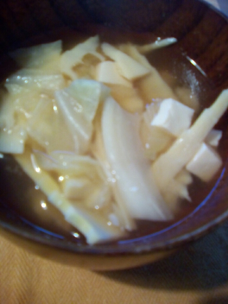 豆腐と筍とキャベツの味噌汁