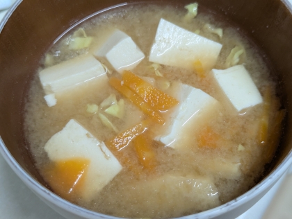 キャベツと油揚げと人参とネギのお味噌汁