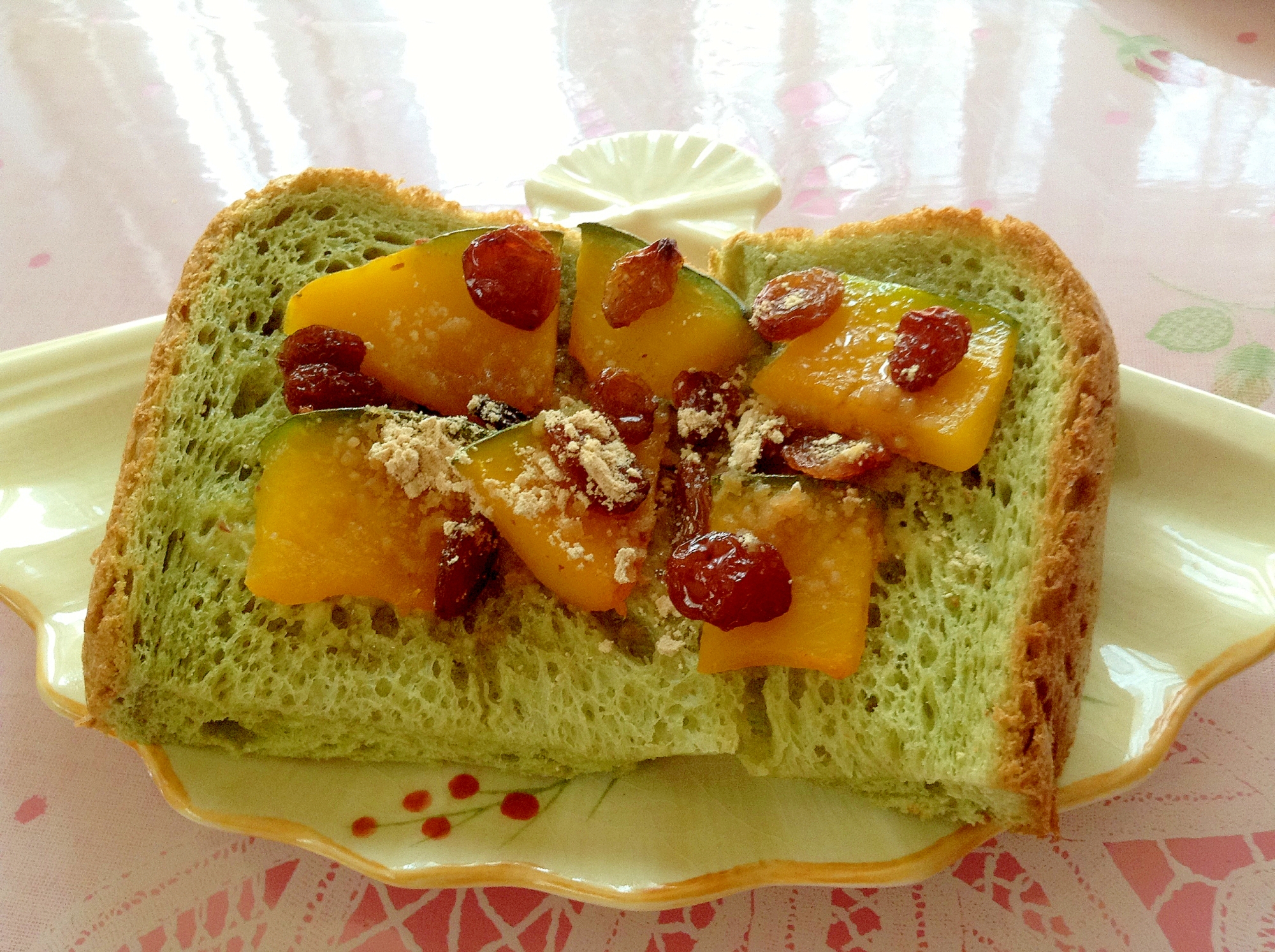 青汁食パンで♡かぼちゃレーズントースト