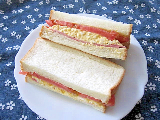 たまごサラダとハムとトマトのサンドイッチ