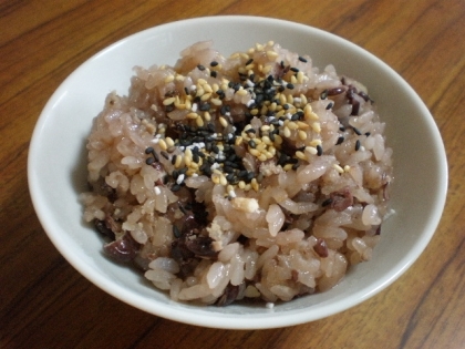 小豆を貰ったので赤飯に挑戦しました！
赤飯は大好物なので失敗せず上手く炊けたので嬉しかったです＾＾