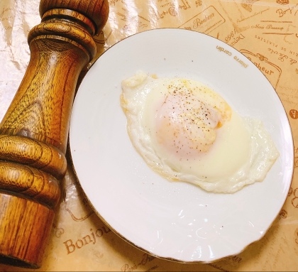 ハーブソルトと粉チーズで目玉焼き