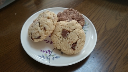 クッキーが急に食べたくなり、家にあるものでと思いこのレシピで作らせていただきました。とてもとても簡単で、種類を変えて2種類焼いてしまいました。満足です！