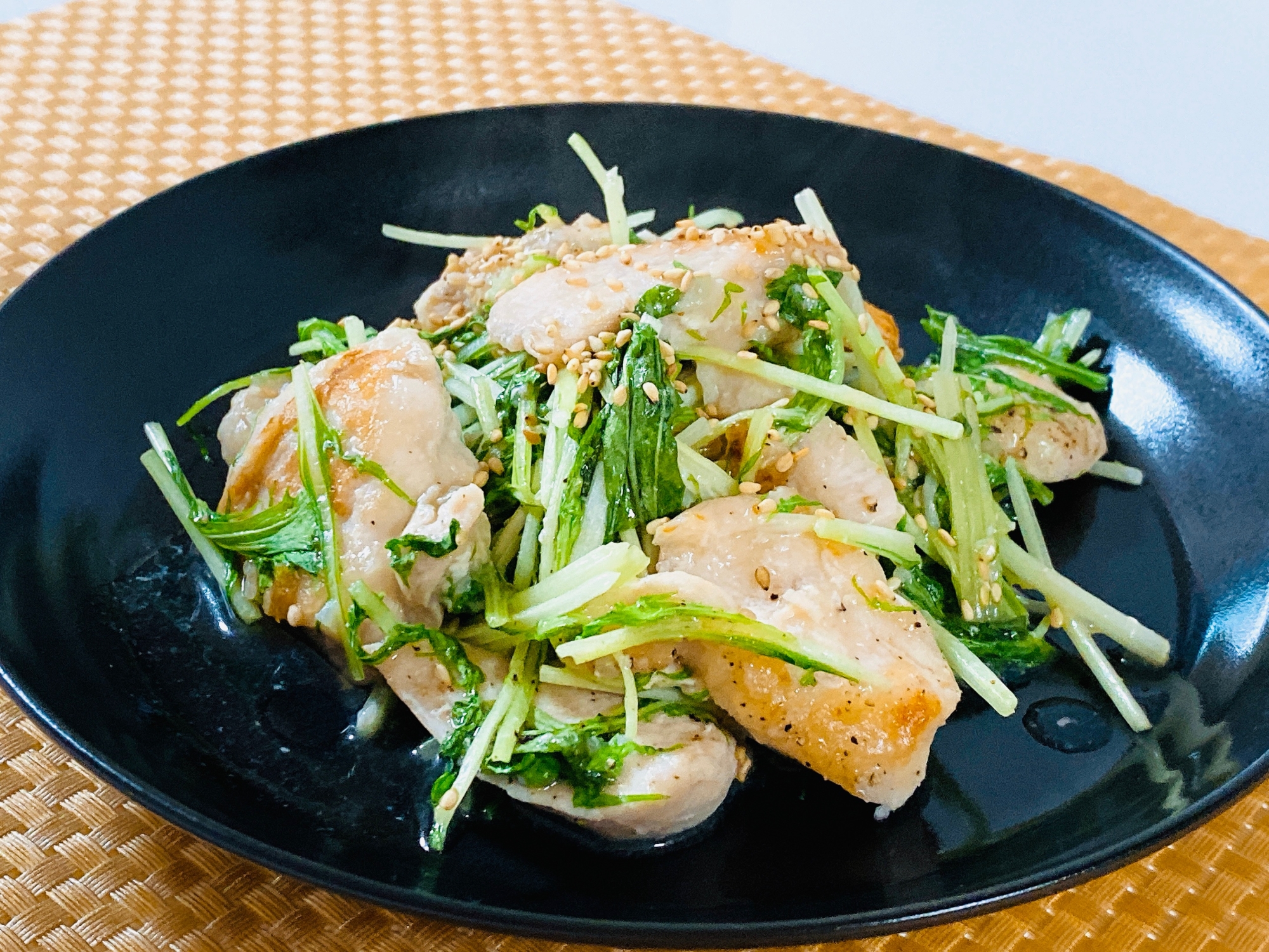 ご飯がススム♫ 水菜と鶏胸肉の塩麹炒め