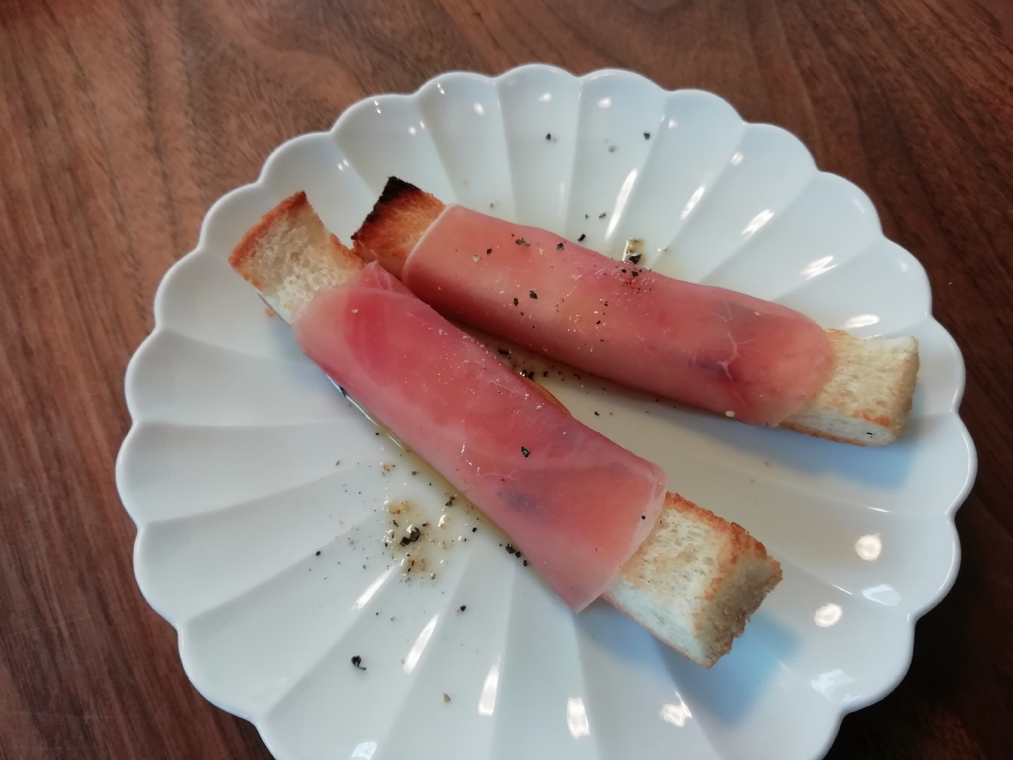 食パンの耳で！生ハムグリッシーニ風