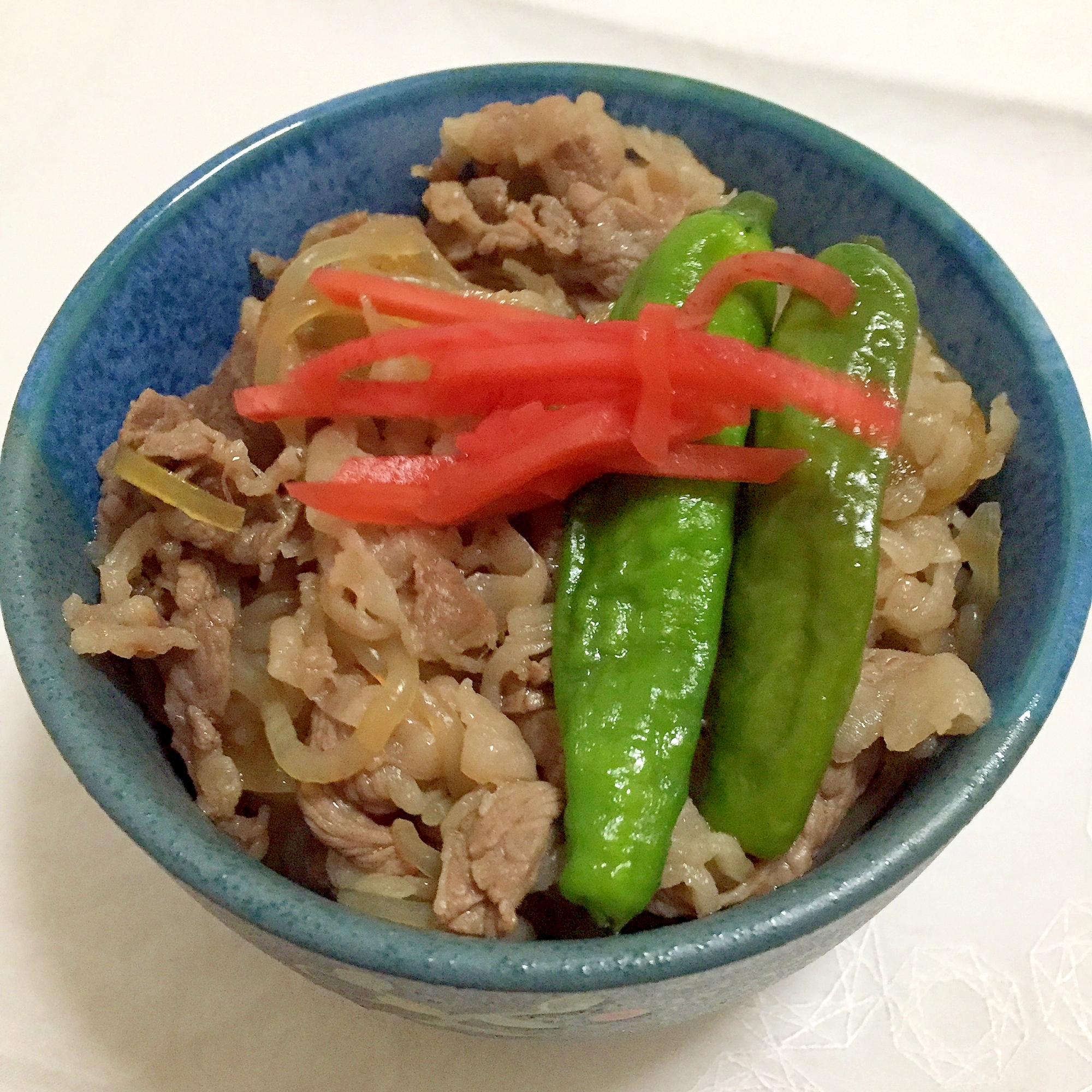 緑と赤が綺麗 ししとう入り牛丼 ♪