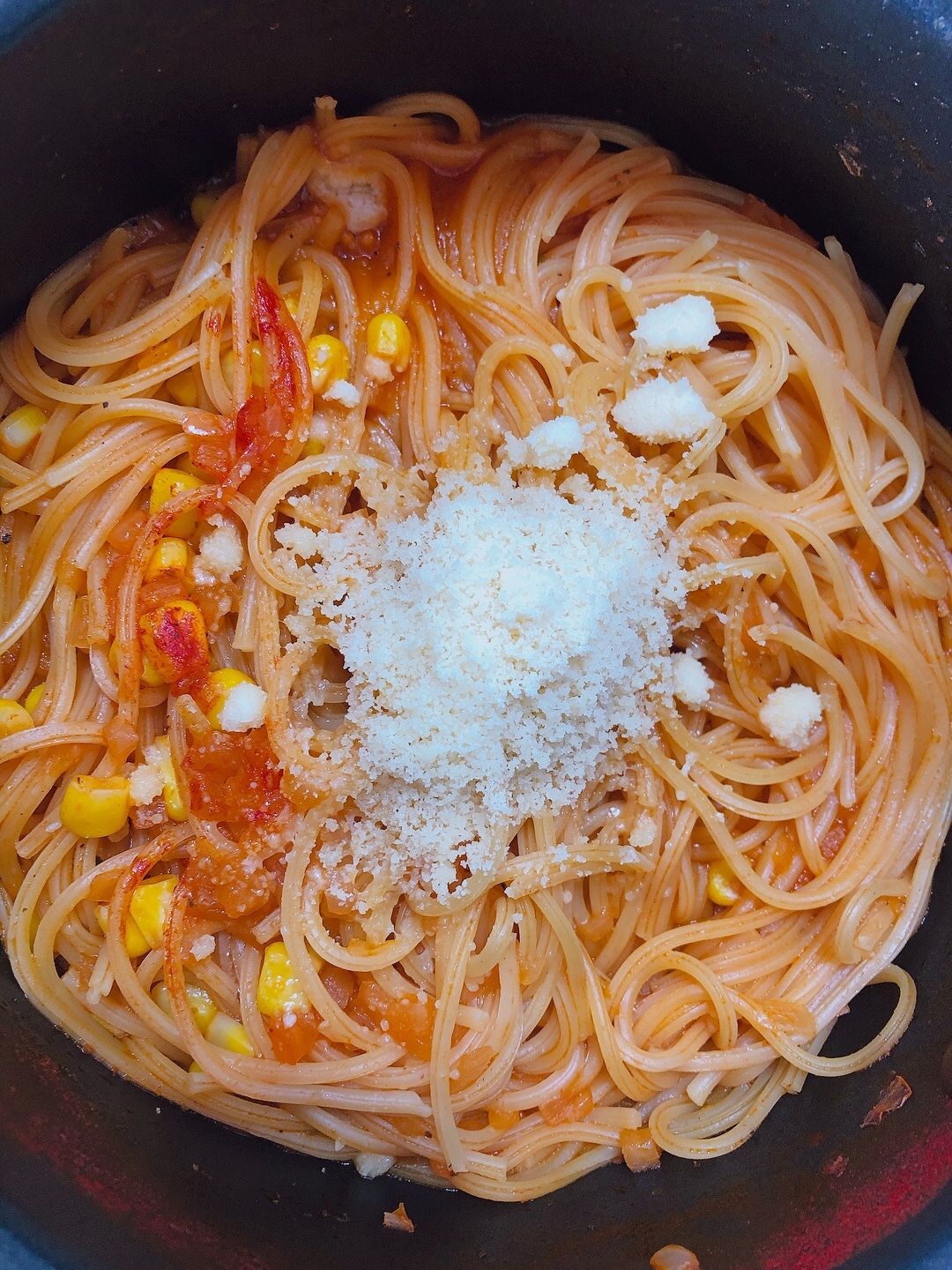 簡単で時短！トマトジュースで煮込むだけパスタ