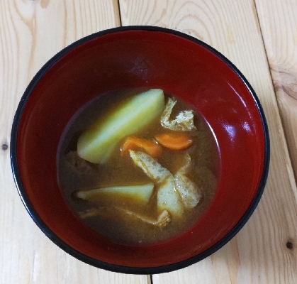 林檎の木さん、お昼にじゃがいも、にんじん、揚げのお味噌汁作りました☘️今日のお味噌汁もとてもおいしかったです♥午後から雨が降ったり止んだりです⊙.☉!素敵な夜を