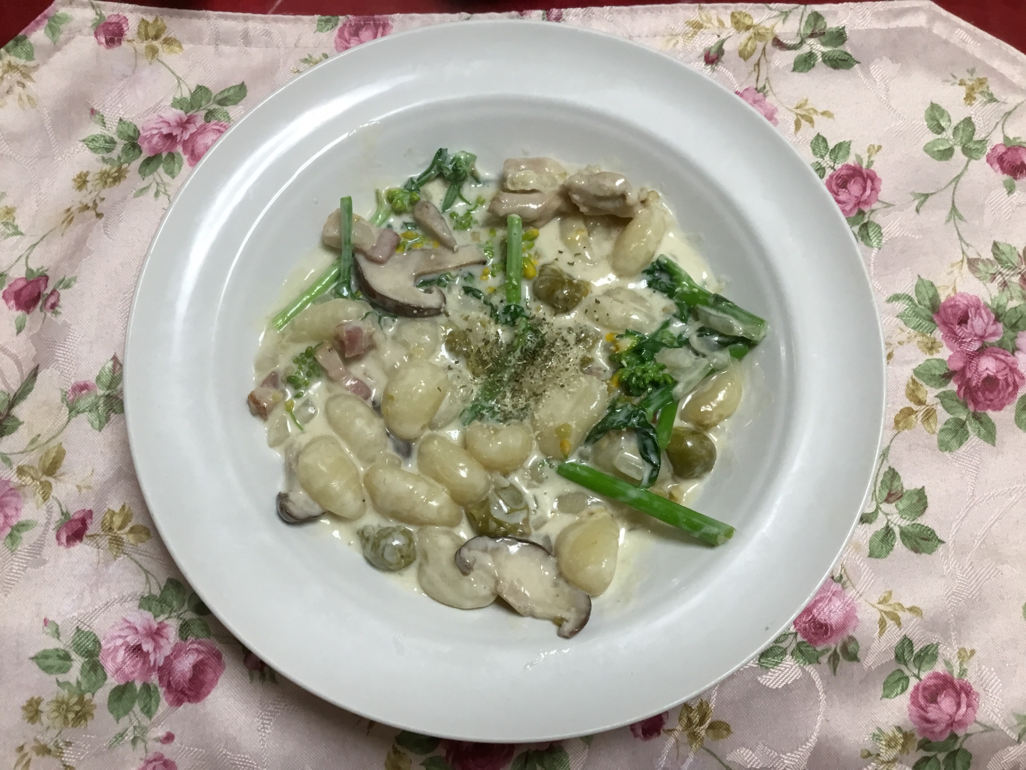 鶏肉とオリーブと菜花のポテトニョッキ