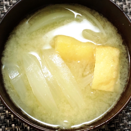 息子が好きな　油揚げと玉ねぎの味噌汁