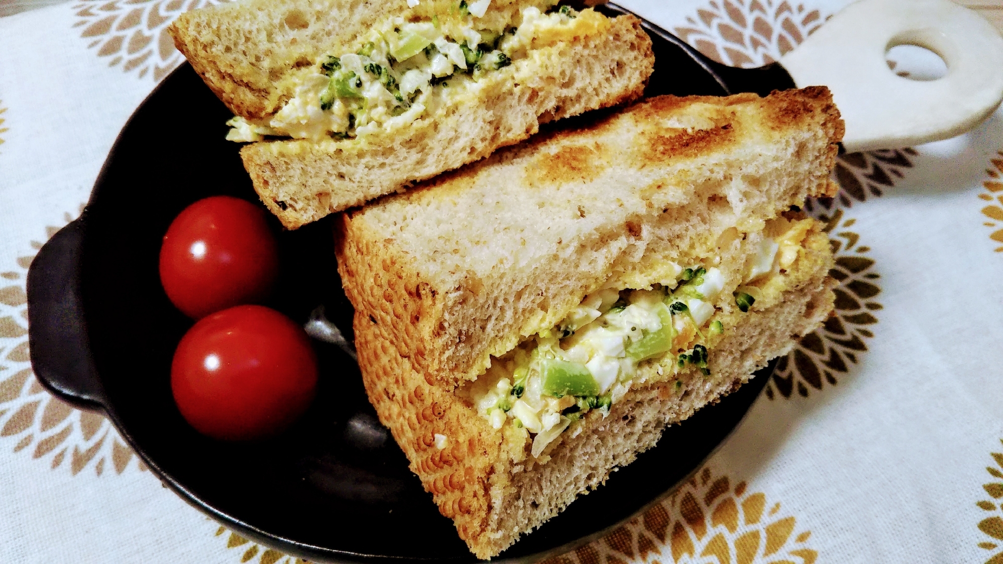 ブロッコリーと卵の春色サンドイッチ