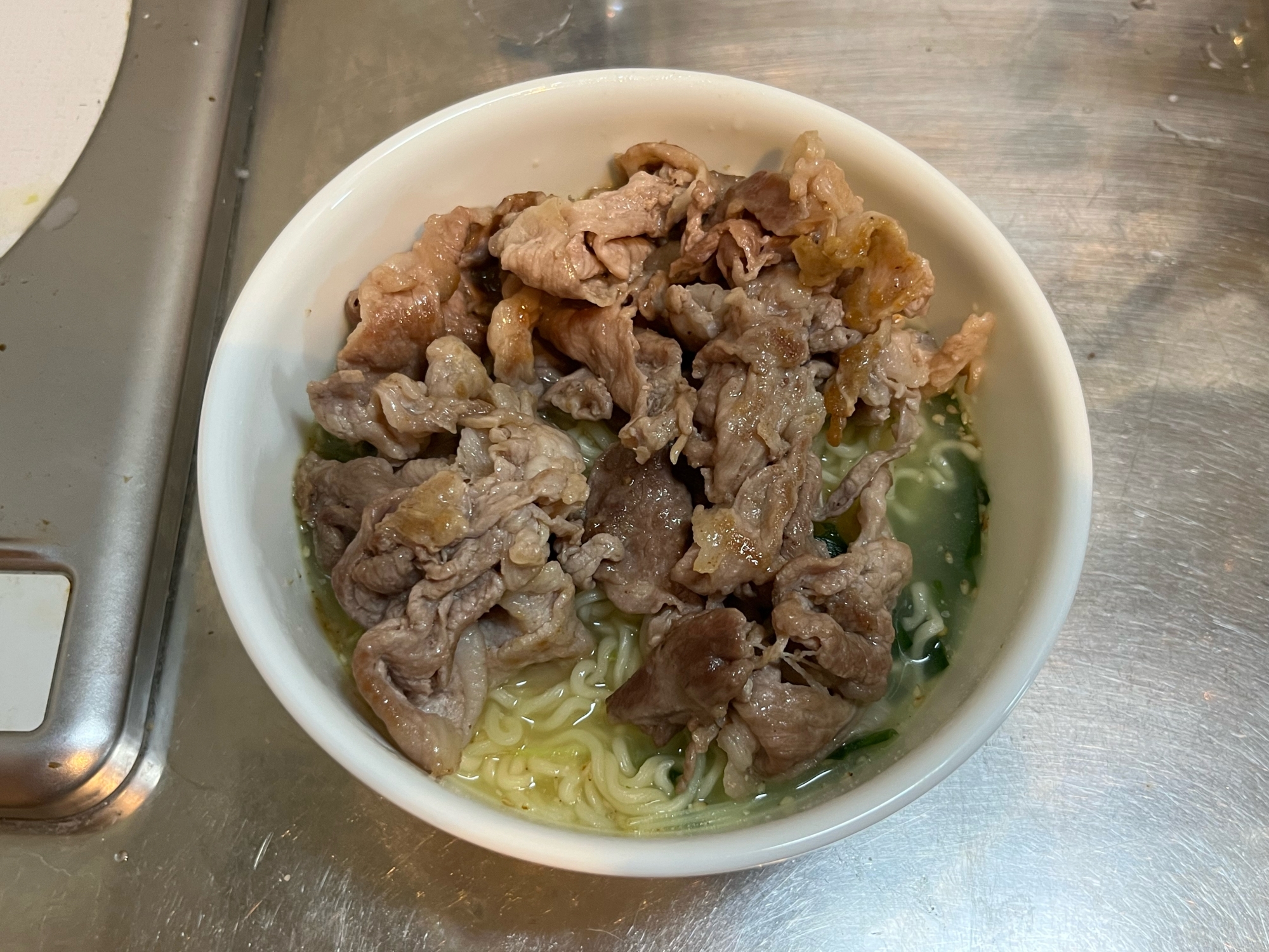 サッポロ一番塩ラーメンで作る肉盛りラーメン