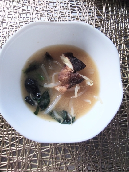 小松菜もやし椎茸の味噌汁
