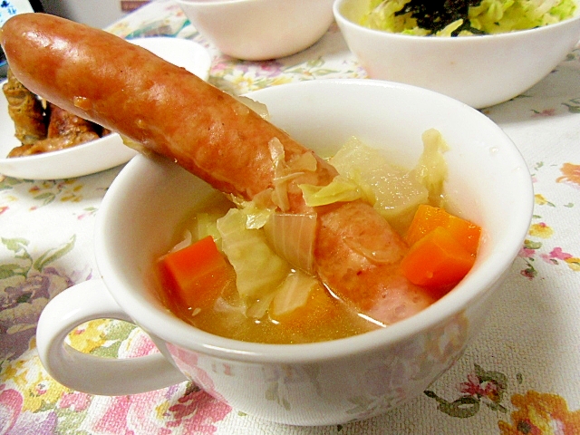 おおーきなウインナーと野菜のコンソメスープ