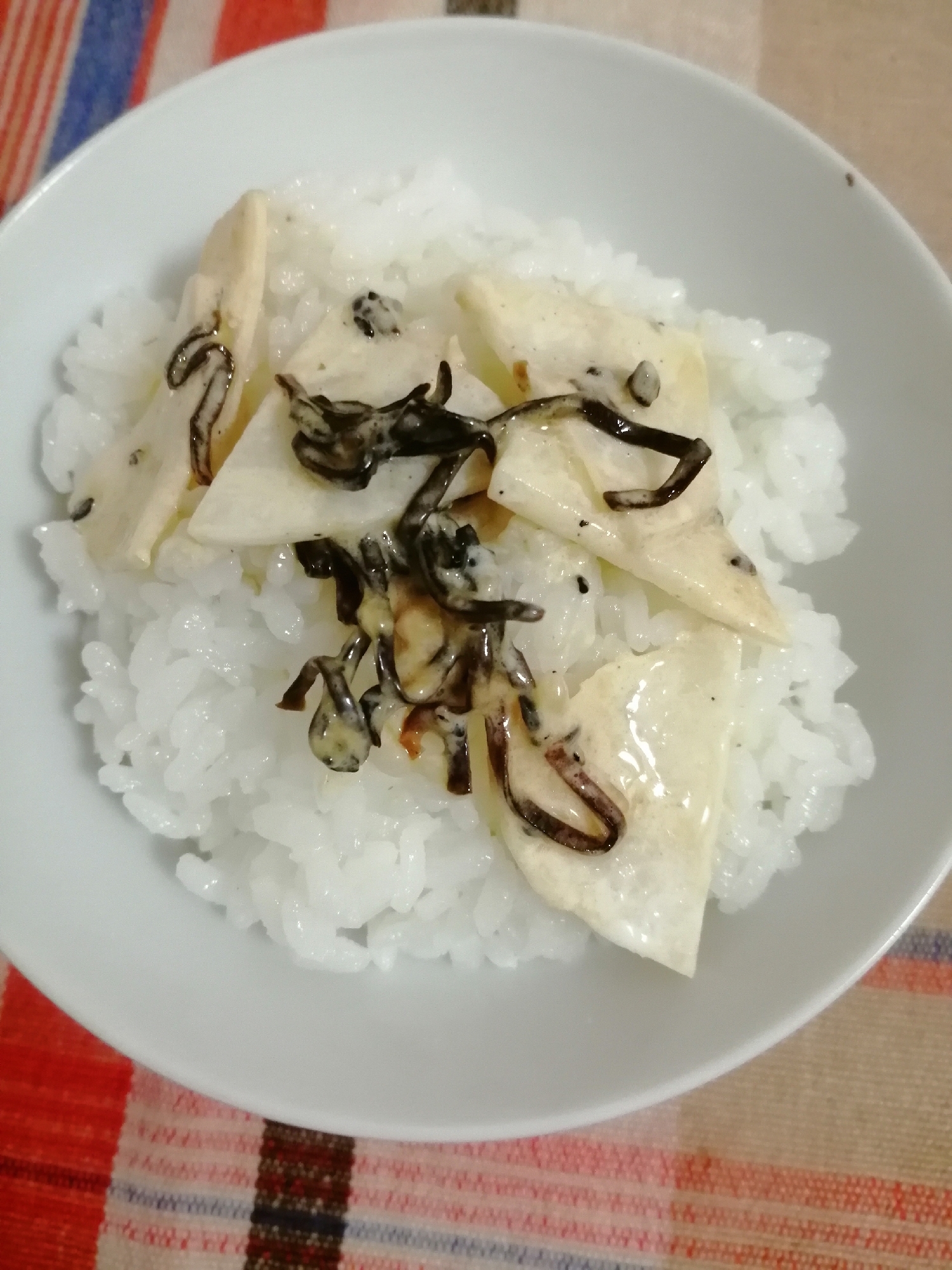 大根と塩昆布とごまとマヨごま油サラダのせご飯