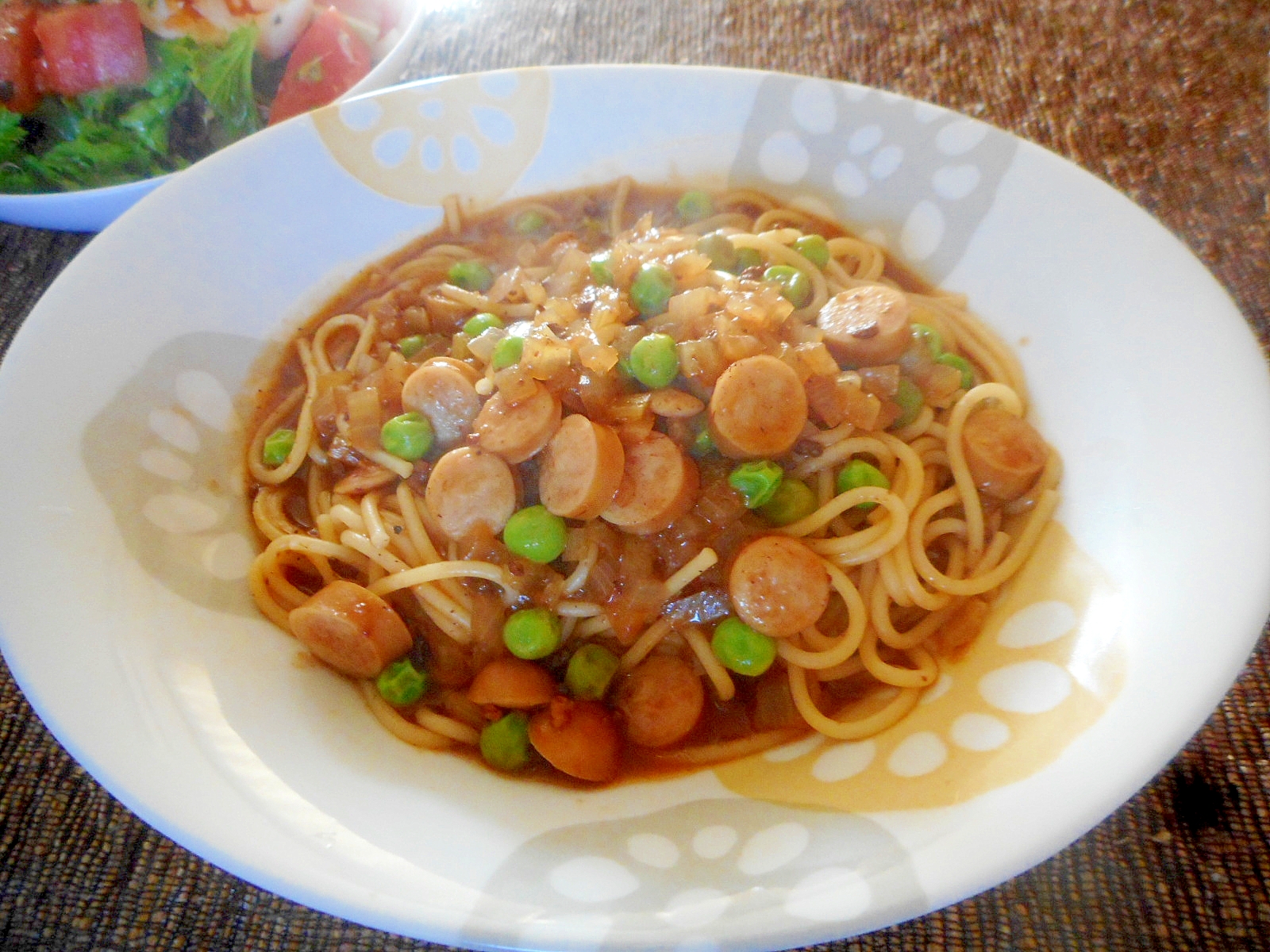 ウィンナーとグリンピースのミートソースパスタ