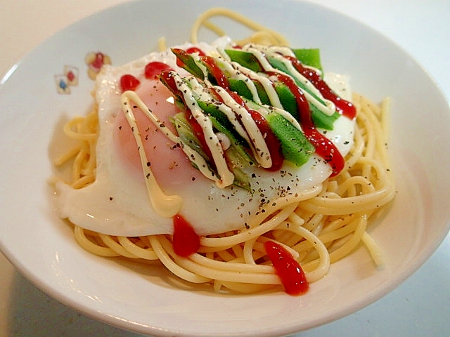 ケチャ/マヨで　目玉焼きとオクラのパスタ