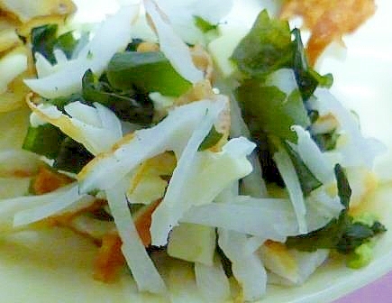 栄養たっぷりサラダ　野菜、わかめ、チーズなど