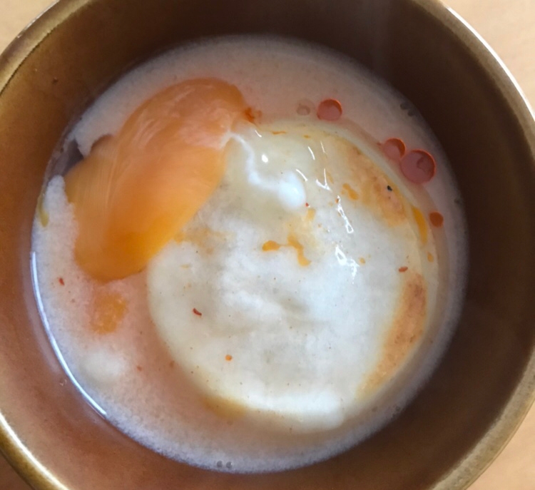 キムチ鍋の素でピリ辛豆乳卵黄雑煮