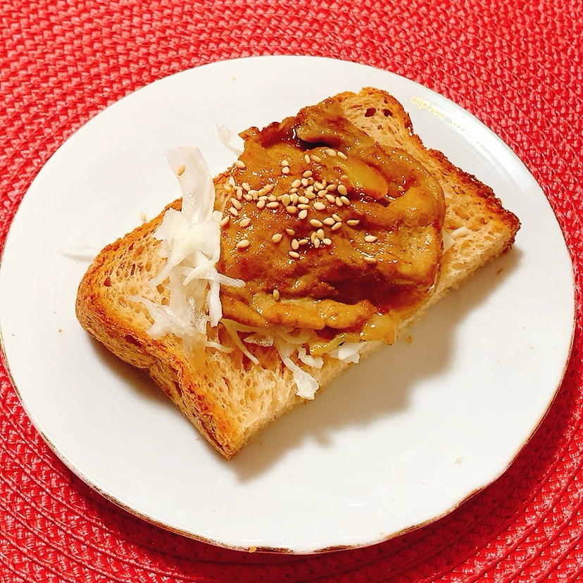 余った生姜焼きキャベツでトーストෆ˚*